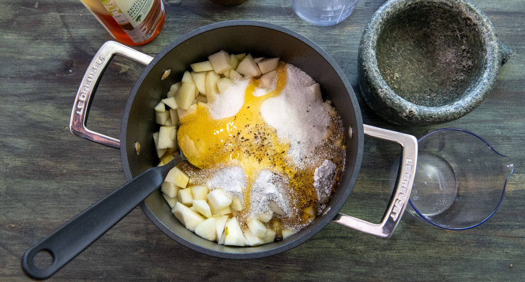Tillsätt sirap, vaniljsocker och stött kardemumma. 