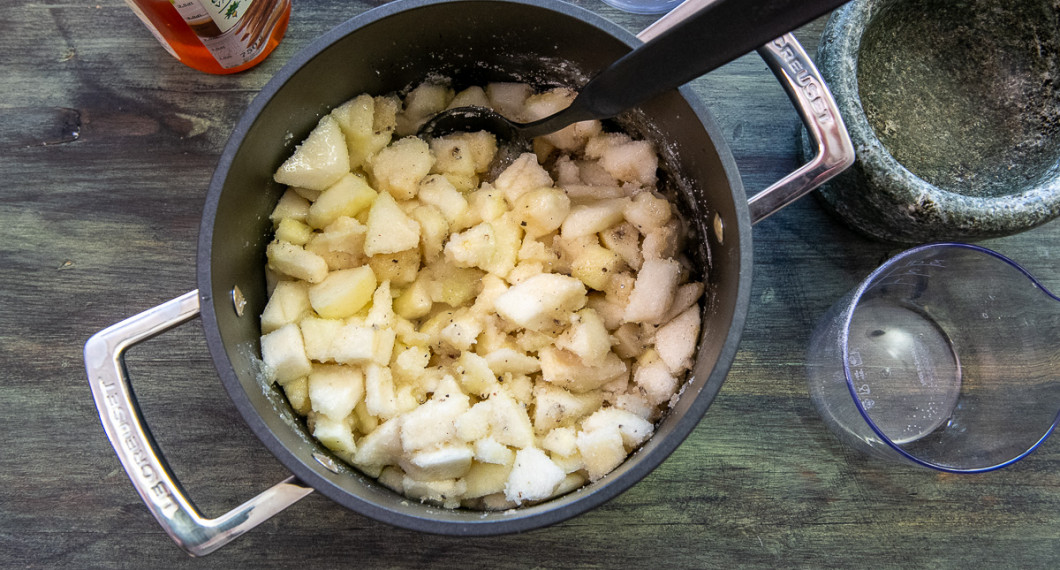 Rör om och koka upp under omrörning. Låt koka på medelvärme i 20 minuter. Rör om då och då. 
