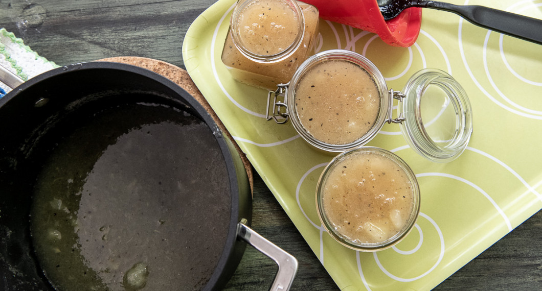 Fördela i rena burkar och sätt på lock. Låt svalna och förvara svalt något dygn innan servering. 