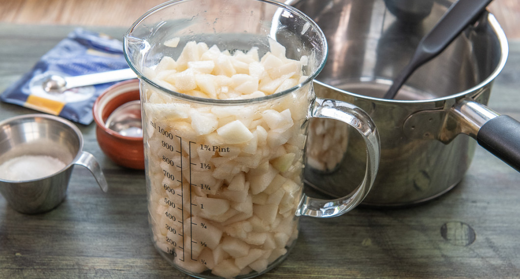 Mät upp så du har 1 liter tärnade skalade päronbitar. 