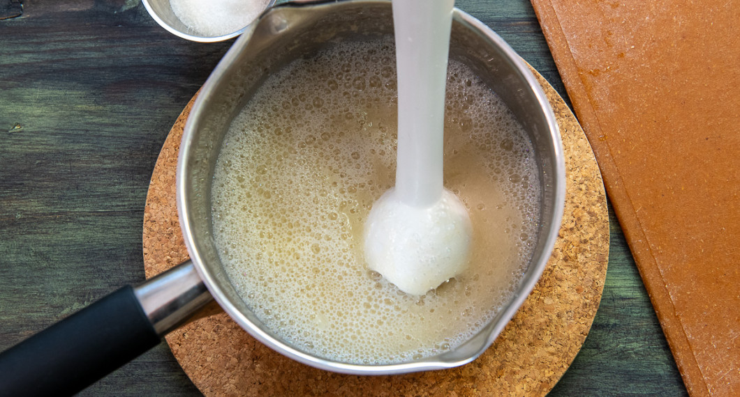 Mosa för hand med en potatisstöt eller mixa hastigt sönder päronen till ett mos. 