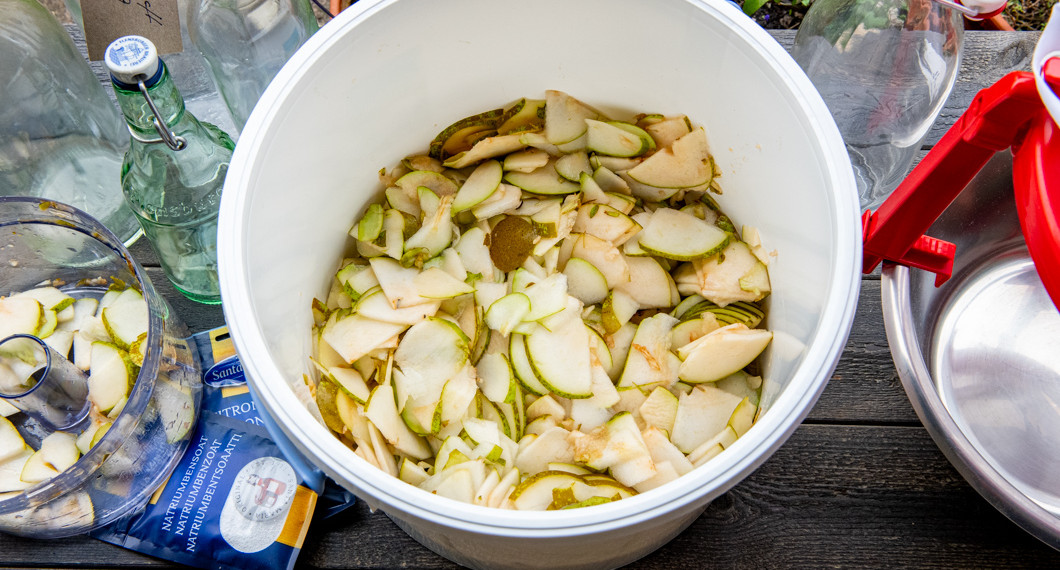 Skär eller riv päronen  i bitar och laka ur smaken i vatten. 