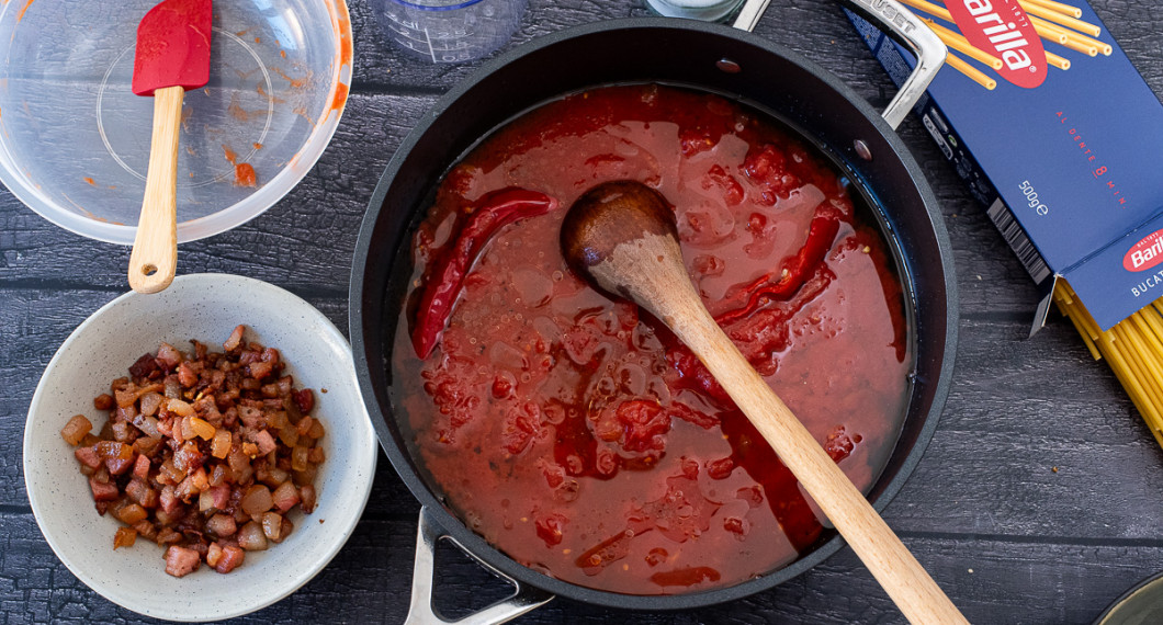 Tillsätt tomat samt chili till pannan med fett och koka under lock i 15 minuter. 