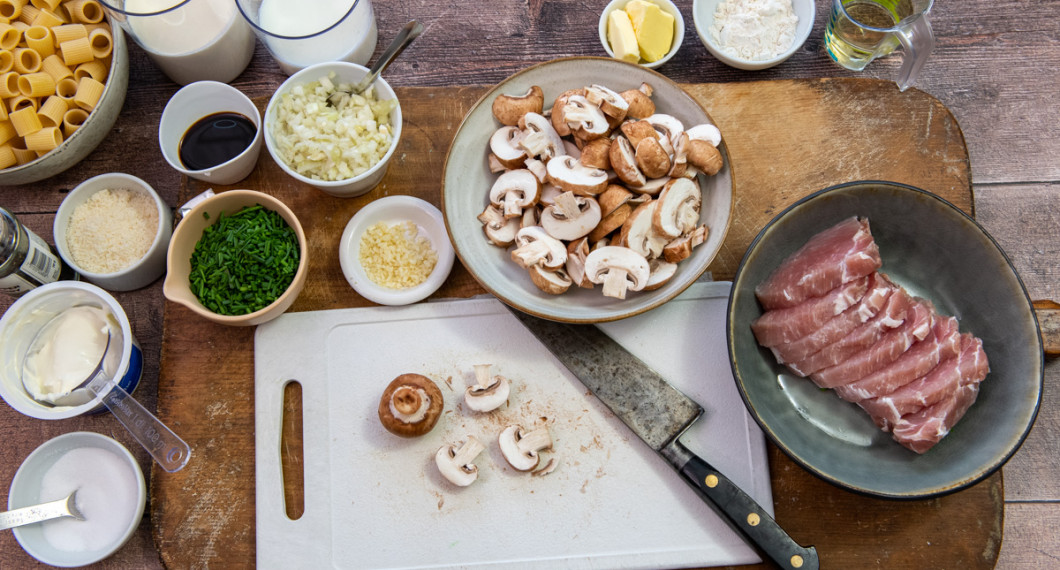 Till pasta behöver du pasta, svartpeppar, crème fraiche, salt, buljongtärning, parmesan, ljus soja, grädde, gräslök, mjölk, hackad gul lök, hackad vitlök, skivad skogschampinjon, smör, vetemjöl, vitt vin och skivad fläskytterfilé.  