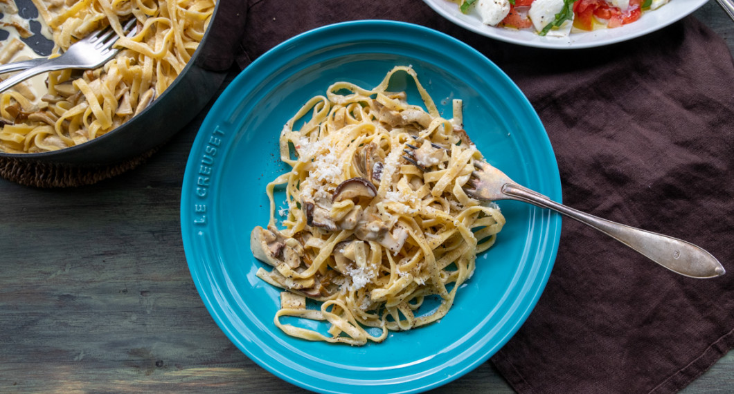 Tagliatelle med Karljohansvampsåsen garnerad med riven parmesan. 