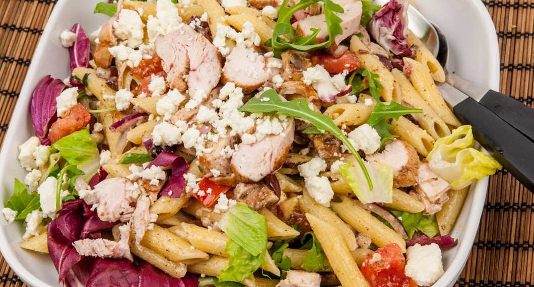 Pasta med kyckling, pesto och fetaost på fat