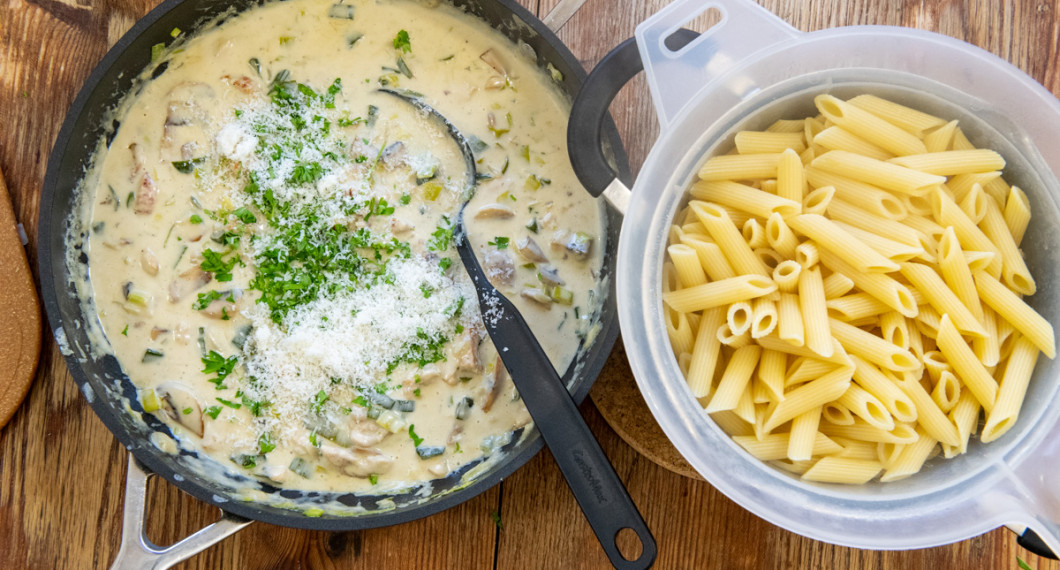 Låt såsen puttra medan du kokar pastan. Smaka av med salt och peppar samt servera sedan med parmesan och hackad persilja. 