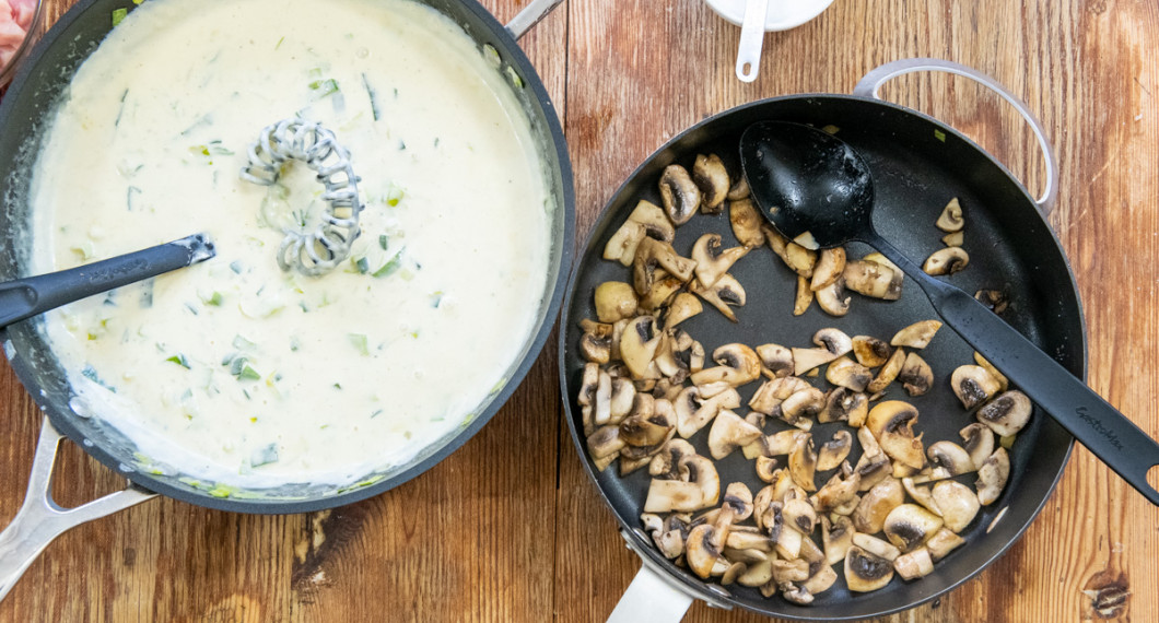 Rör i mjölk, grädde, vitt vin, buljongtärning, soja samt låt småkoka. Stek svampen i lite av olivolja samt tillsätt den. 