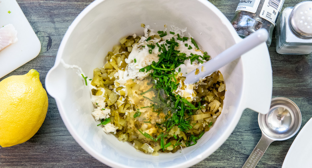 Lägg yoghurt, gurka, gräslök, pepparrot, pressad citron och honung i en bunke. 