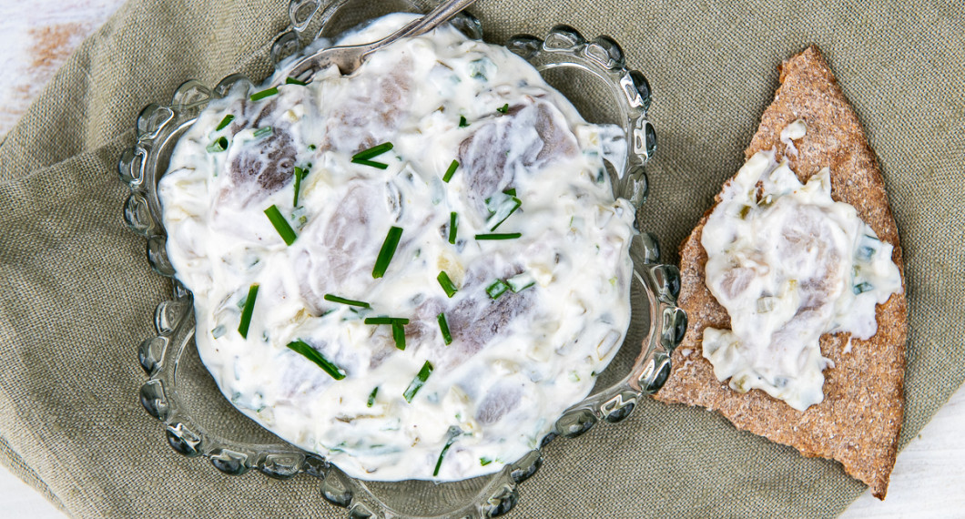 Servera direkt ur glasburken eller lägg upp på fat och garnera med lite extra gräslök och/eller rädisor. 