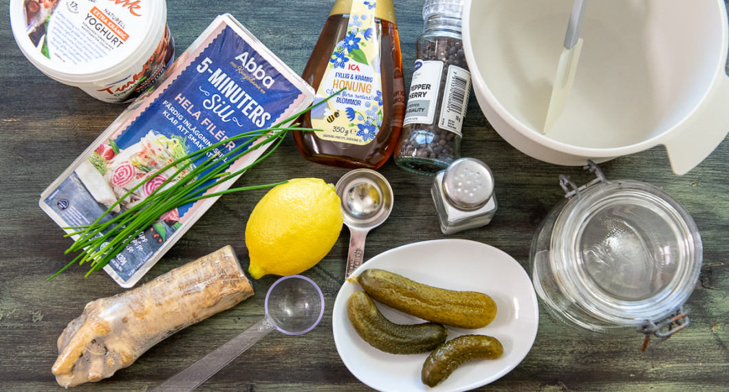 Till sillen behöver du turkisk yoghurt, 5-minuterssill, gräslök, pepparrot, citron, honung, saltgurka, svartpeppar och salt. 