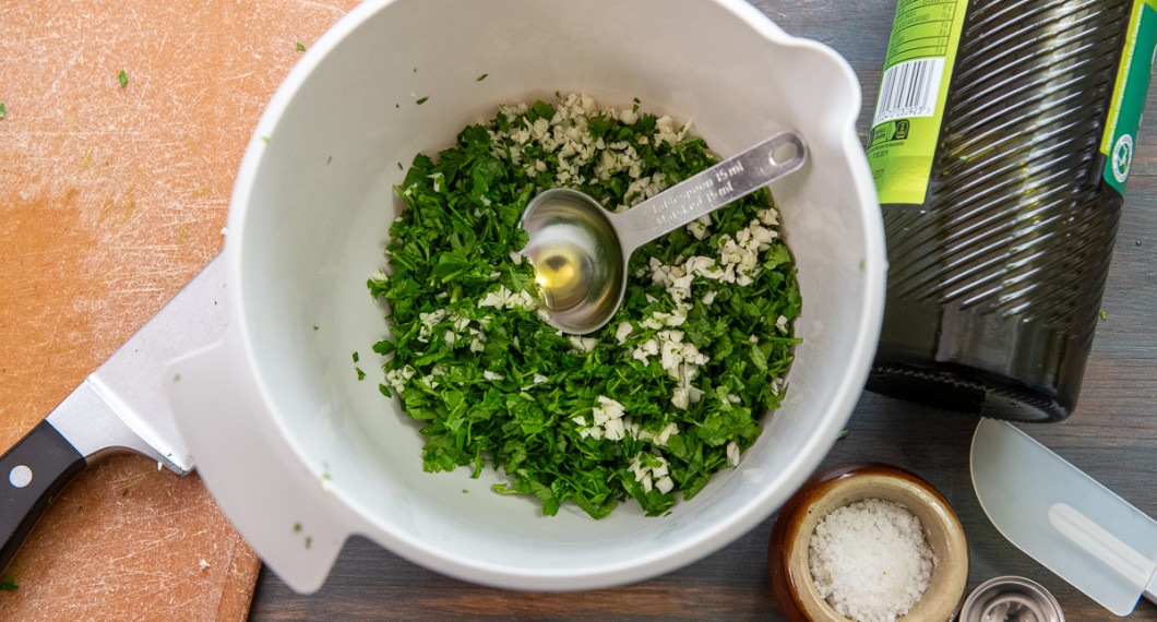Tillsätt olivolja och smaksätt med salt. 