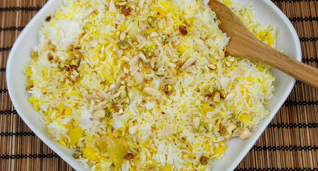 Persiskt ris smaksatt med saffran samt garnerat med mandel och pistasch. 