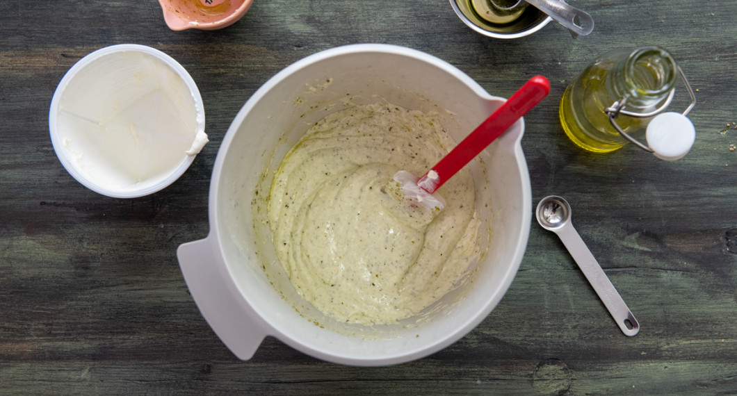 Gör såsen genom att blanda pesto, crème fraiche samt olivolja. 