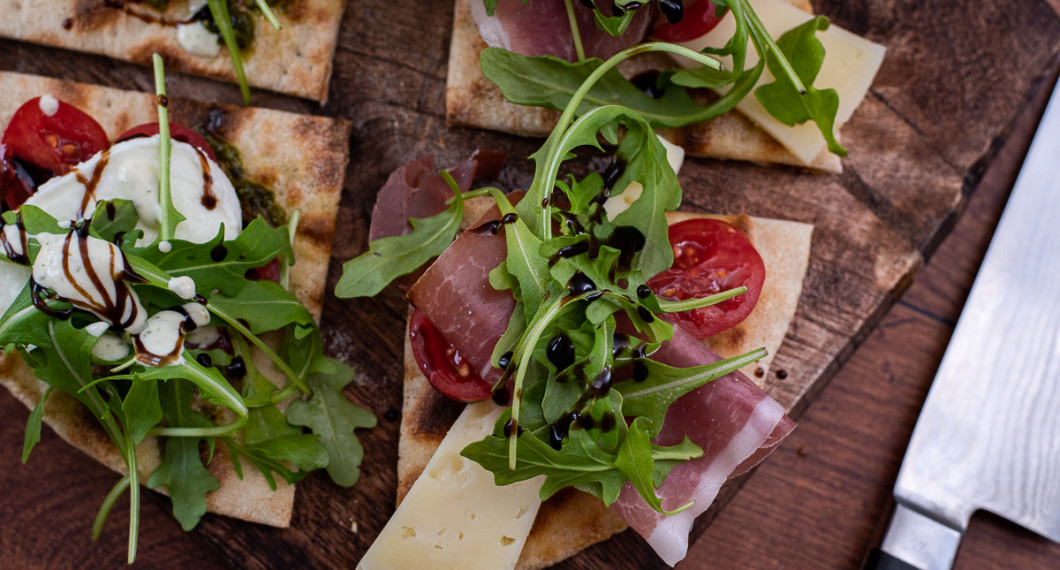 Piadina toppad med italienska delikatesser som lyxig förrätt. 