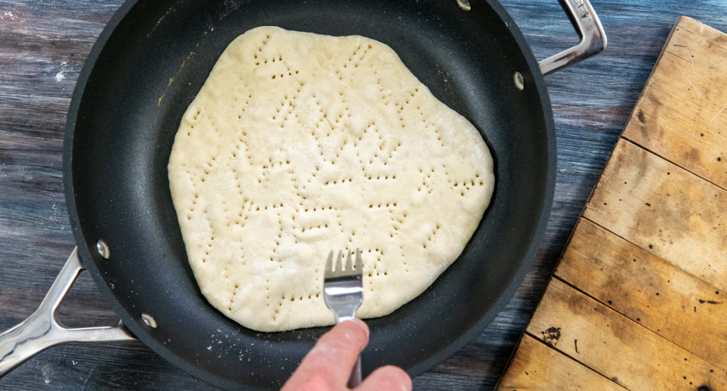 Stek brödet 2-3 minuter på första sidan. Nagga hål i alla luftbubblor som dyker upp. 