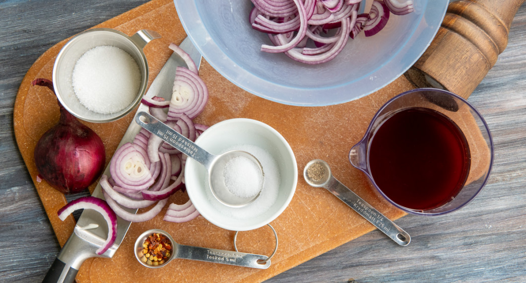 Ingredienser: rödlök, rödvinsvinäger, socker, salt, svartpeppar och chiliflakes. 