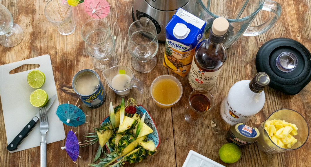 Några av ingredienserna till Piña Colada