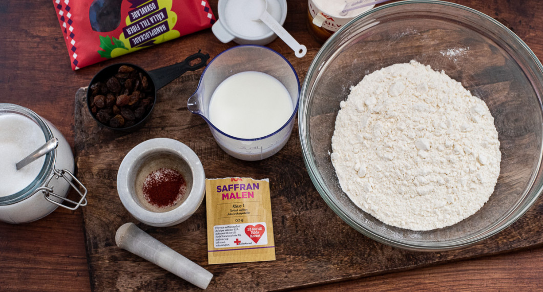 Ingredienser till saffranspinnbröden: socker, saffran, russin, mjölk, salt, bakpulver och vetemjöl. 