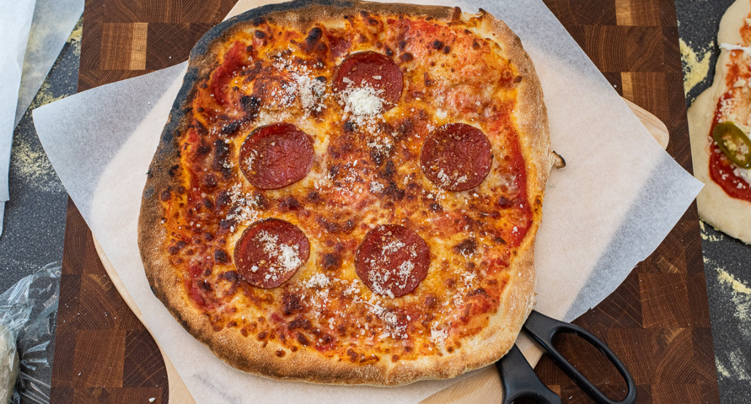 Samma pizza med pepperoni bakad i pizzaugn på hög värme 400 grader. Jämför föregående bild på pizza bakad i vanlig ugn. Pizzan i pizzaugnen fluffar upp, pizzan får fin färg och pepperoni salamin blir knaprig i kanterna. 