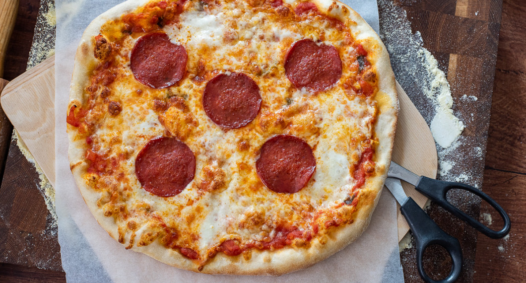 En pizza med pepperoni gräddad i vanlig ugn på max värme 250 grader och pizzasten. Den blev god men pizza i pizzaugn blir bättre. 