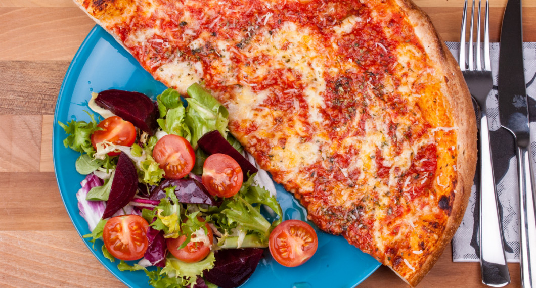 En variant på pizza Bolognese med köttfärssås och lök bakad i vanlig ugn serverad med sallad till. 