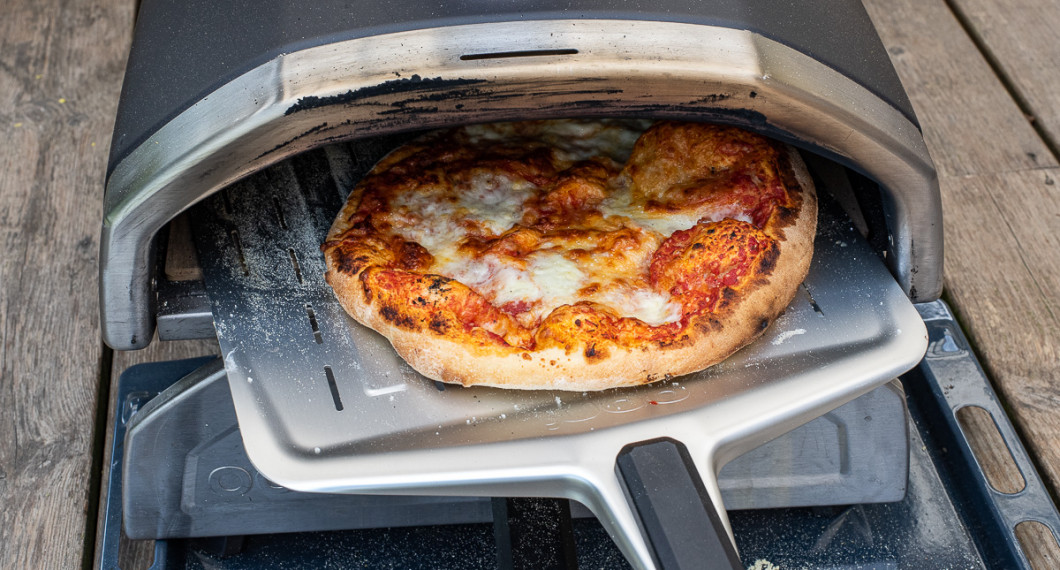 I en pizzaugn får man passa pizzan då den gräddas fortast längs in. Kolla efter 30 sekunder och ta ut och rotera pizzan hastigt samt baka vidare 30-60 sekunder eller tills du tycker den har fin färg och är så bakt du vill ha den. 