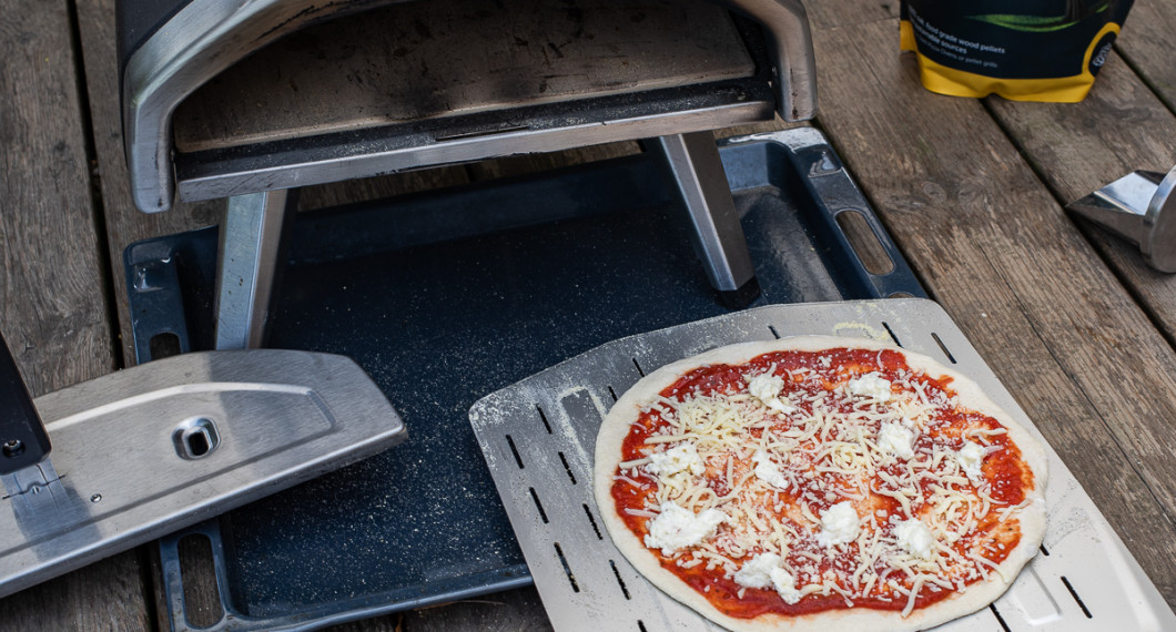 Värm upp ugnen rejält så att den håller 400-450 grader och bakstenen i botten har blivit riktigt varm. Låt ugnen bli varm igen mellan pizzorna. 