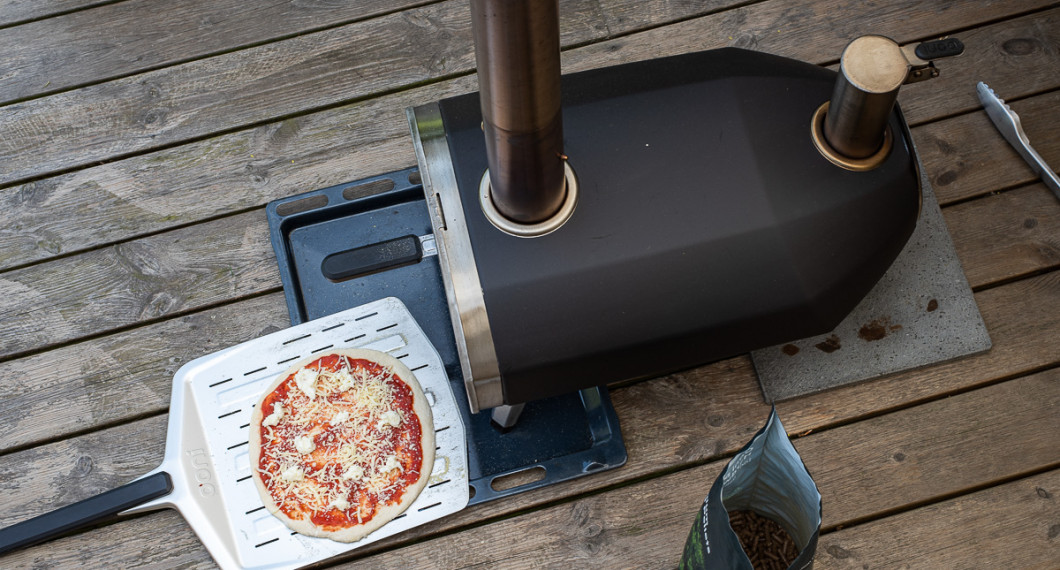 En vedeldad pizzaugn för hemmabruk får upp värmen till 400 grader och ger vedeldad smak åt pizzan. Pizza kan även bakas i vanlig ugn på max värme och grill med pizzasten eller pizzastål. 