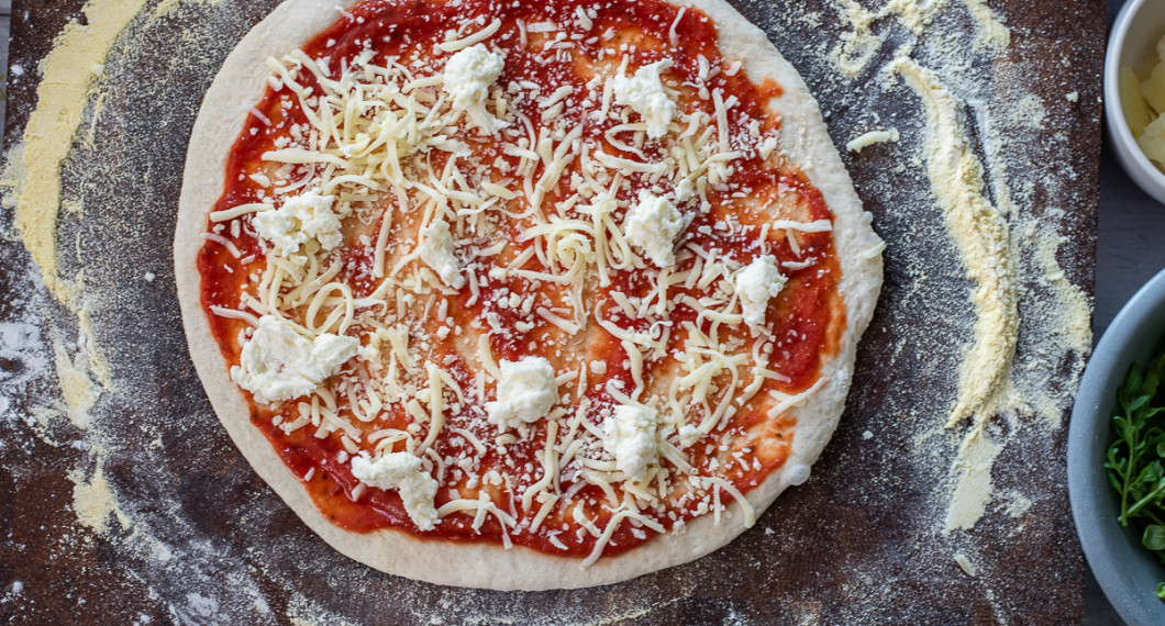 Grund med tomatsås, riven mozzarella samt färsk mozzarella i grova bitar. 
