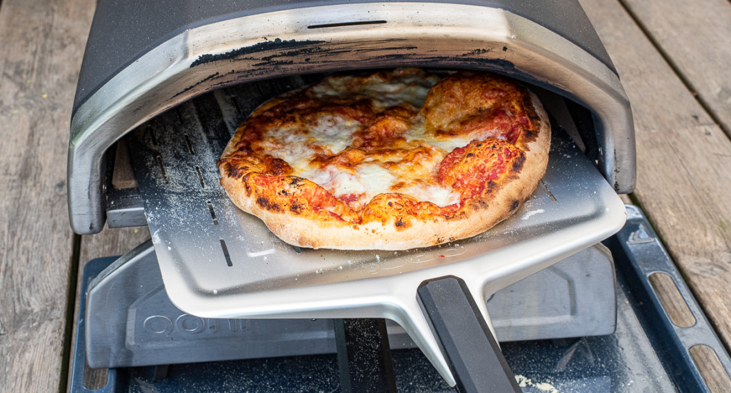 Pizza bakt i pizzaugn på hög värme fluffar upp i degen. Passa den och rotera runt den så den bakas jämnt runt om. 