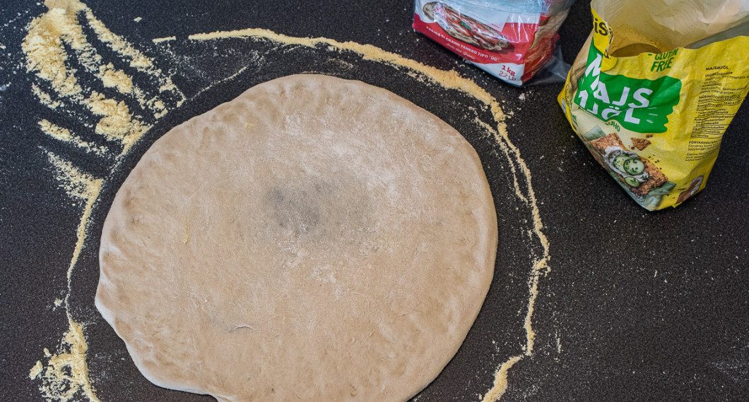 När du får plats med handflatan så trycker och drar du försiktigt ut pizzadegen till pizzabottnar på ca 30 cm diameter. Gärna med lite tjockare deg runt kanterna. Blir det hål så kan du lappa till det med lite deg.