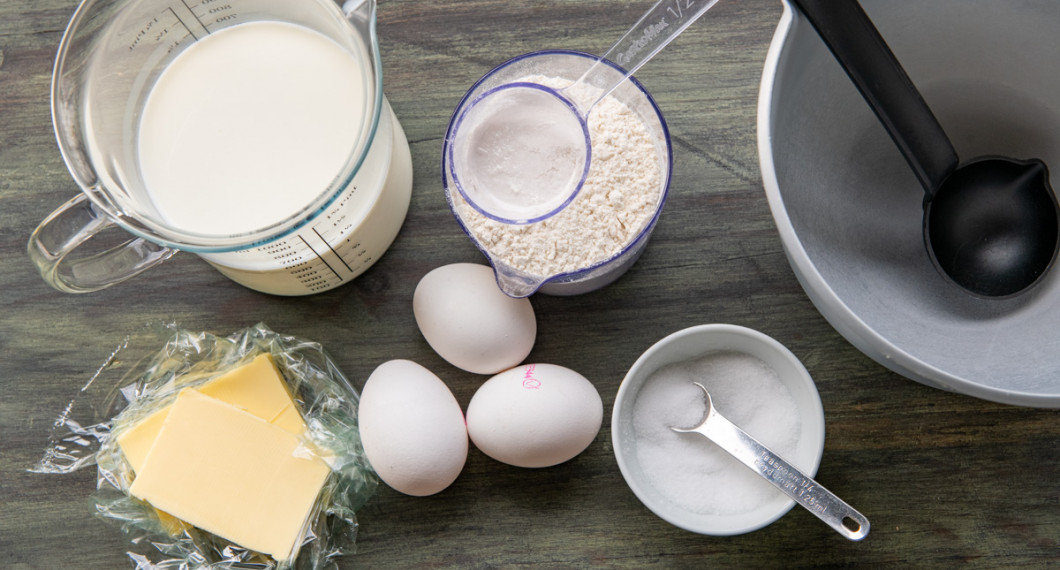 Ingredienser till plättarna: smör, mjölk, ägg, vetemjöl och salt. 