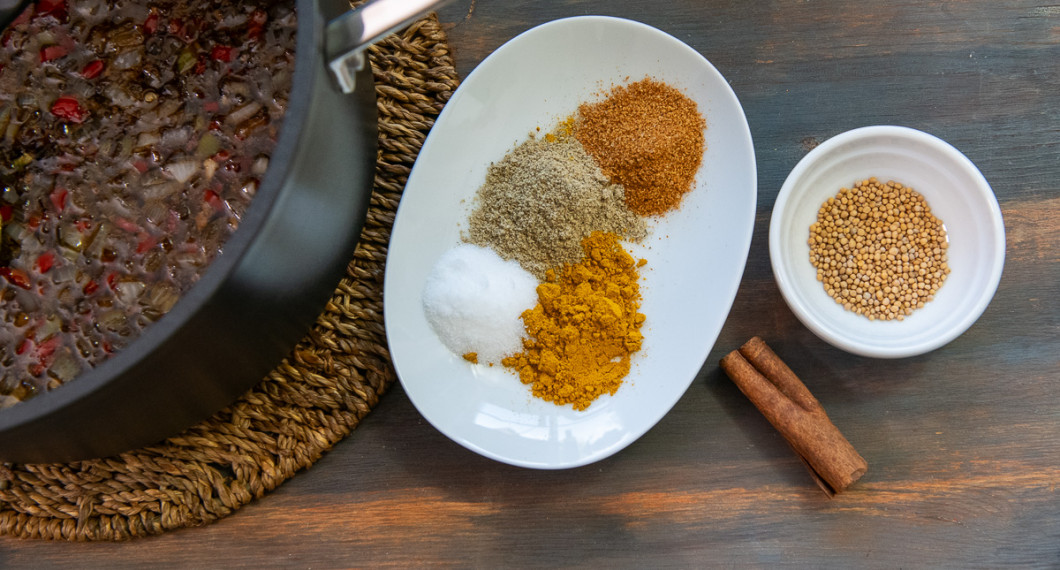 Tillsätt kryddor som curry, garam masala, kardemumma, salt, senapsfrön och kanel. 