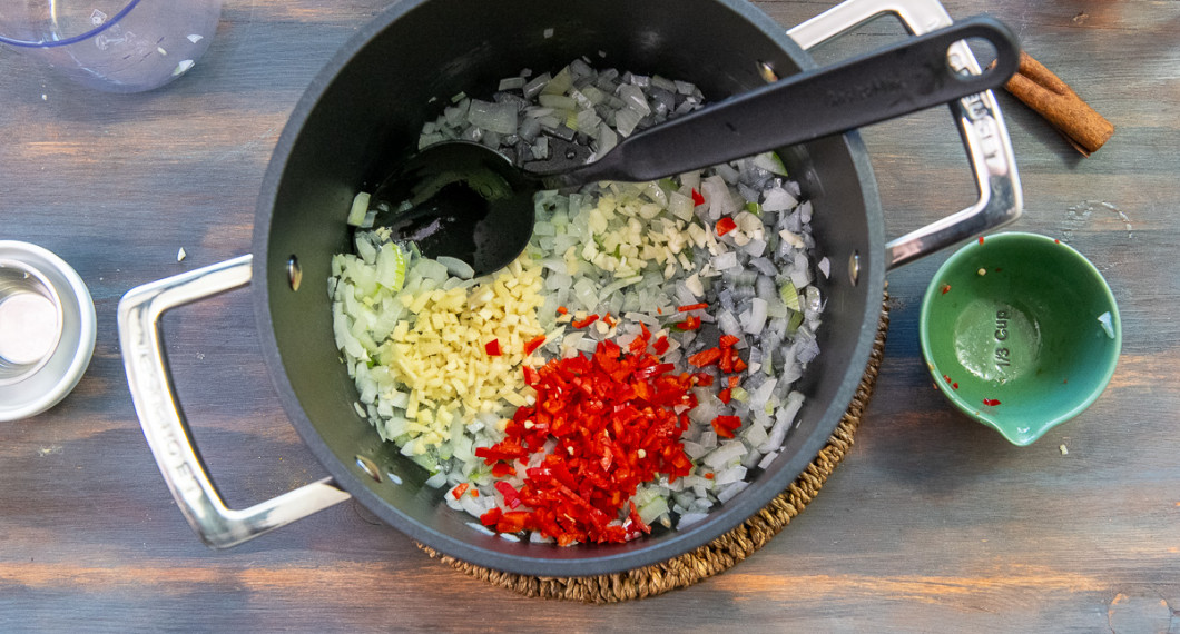 Tillsätt chili, ingefära och vitlök.