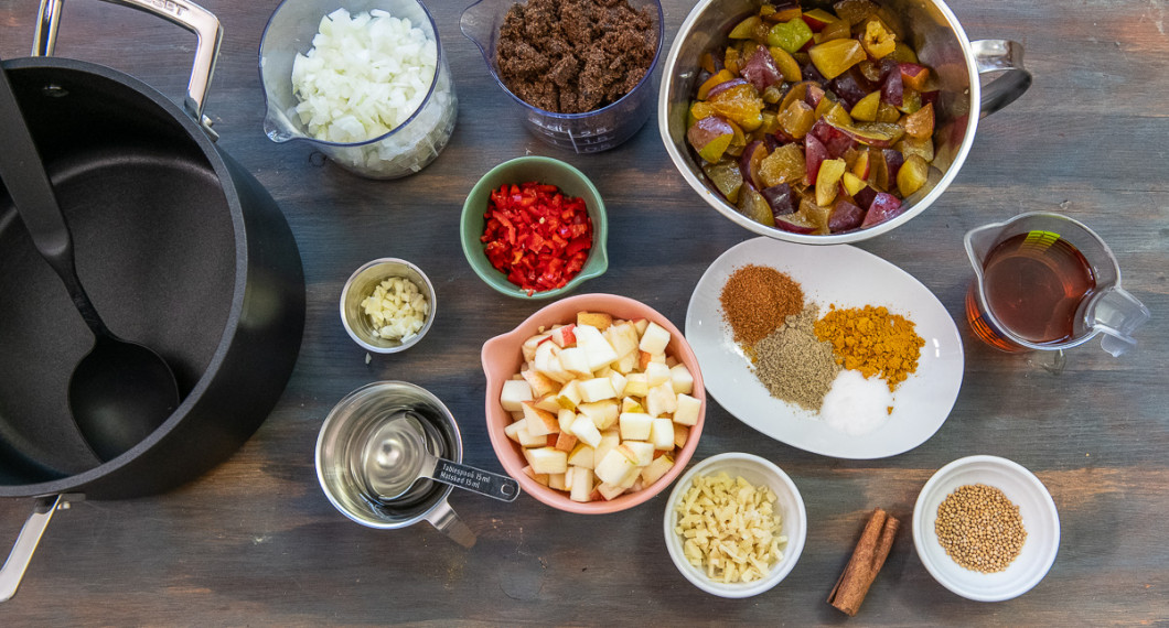 Förbered och mät upp ingredienser: hacka gul lök, vitlök, chili, tärna äpple, kärna ur och tärna plommon samt hacka ingefära.  