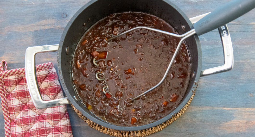 Mosa sönder frukten mot slutet med en potatisstöt. 