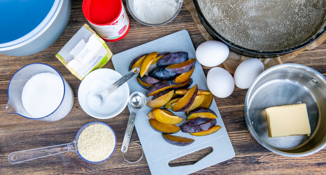 Ingredienser till plommonkakan: ägg, mandelmjöl, socker, vetemjöl, plommon, smör, bakpulver, vaniljsocker och salt. 