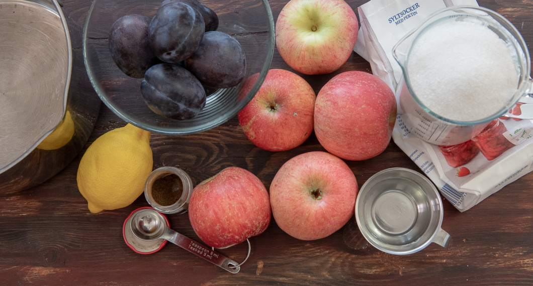 Till marmeladen behöver du plommon, äpple, syltsocker, citron, vatten och vaniljpulver. 