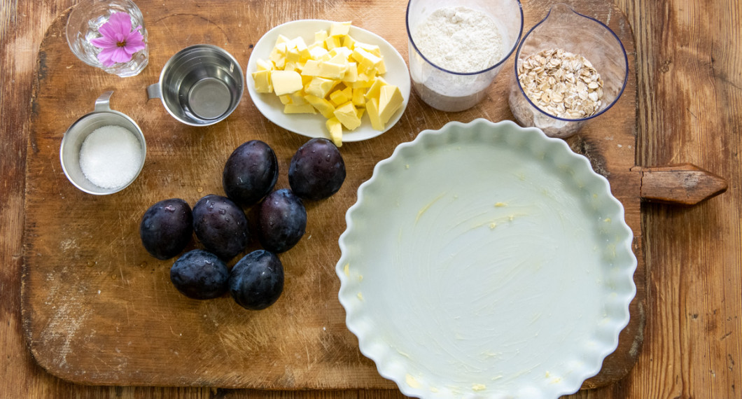 Ingredienser till plommonpajen: socker, plommon, smör, vetemjöl och havregryn. 