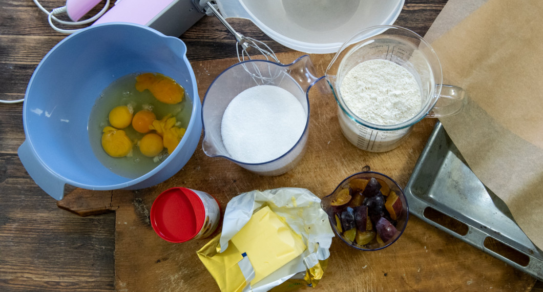 Ingredienser till plommonkakan: ägg, socker, smör, bakpulver, vetemjöl och plommon. 