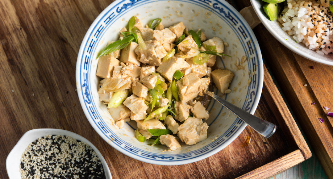 Sesamolja, ljus japansk soja och salladslök ger god smak åt tofun. Överbliven tofu kan du spara och marinera i kylen till annat.