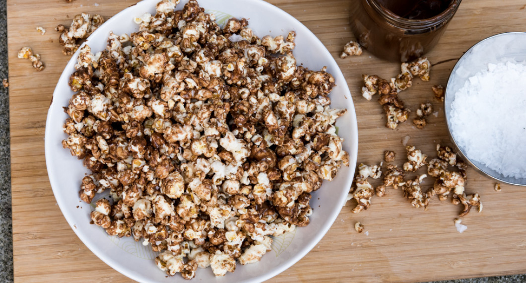 Popcorn med choklad. Blanda popcornen med smält choklad av valfri sort