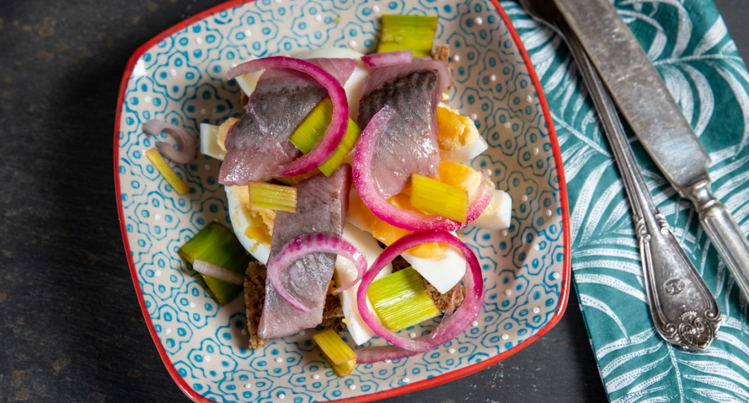 Portvinssillen serverad på grovt bröd med smör, majonnäs samt kokt ägg som sillsmörgås. 