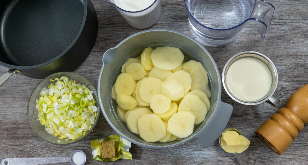 Ingredienser till potatissoppan: purjolök, potatis, grönsaksbuljong, mjölk, salt, grädde, smör och vitpeppar. 