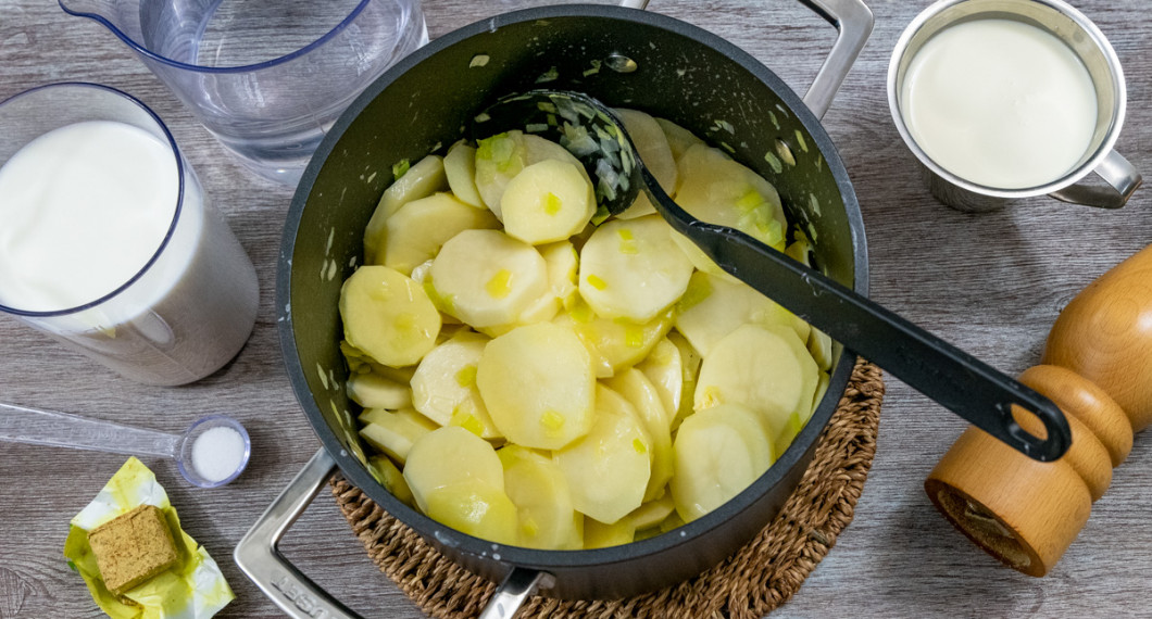 Potatis och purjolök fräses först i smör. 