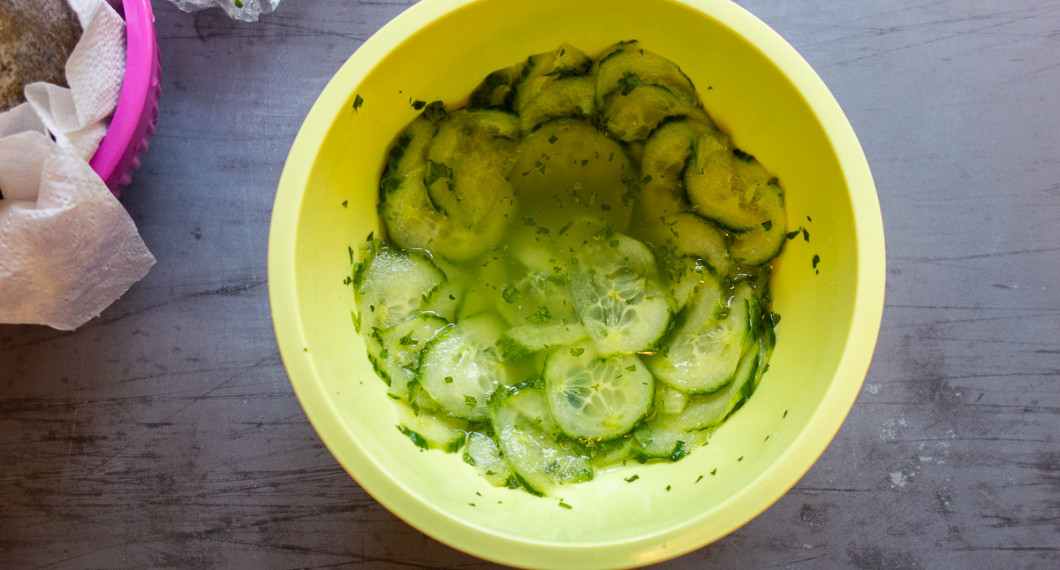 Gurka som legat i press med salt tappar i vätska och blir marinerad, tunn och mjuk. 