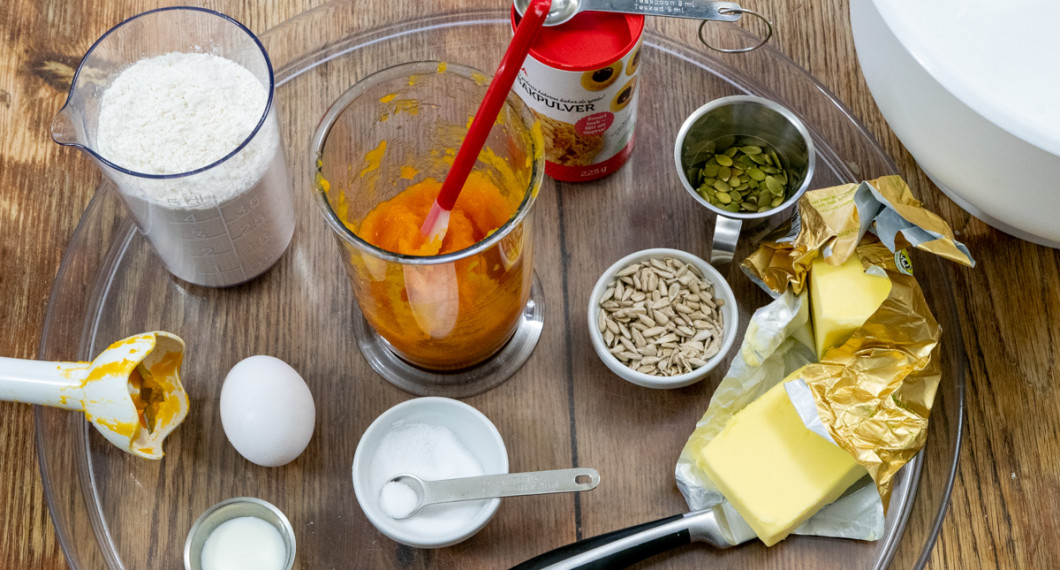 Ingredienser till pumpascones: vetemjöl, ägg, mjölk, salt, kokt mosad pumpa, bakpulver, pumpafrön, solrosfrön och smör.  