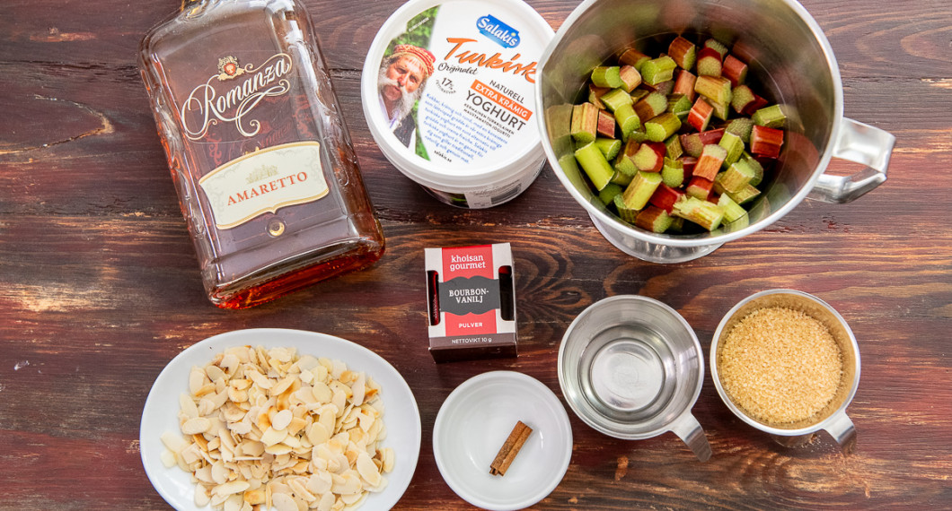 Till desserten behöver du flagad mandel, Amaretto, turkisk matyoghurt, vaniljpulver, kanelstång, vatten, rabarber och rörsocker. 