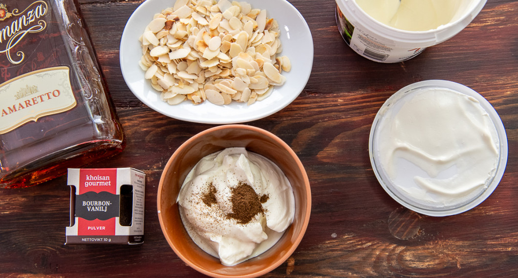 Blanda matyoghurt med vaniljjpulver och Amaretto. 